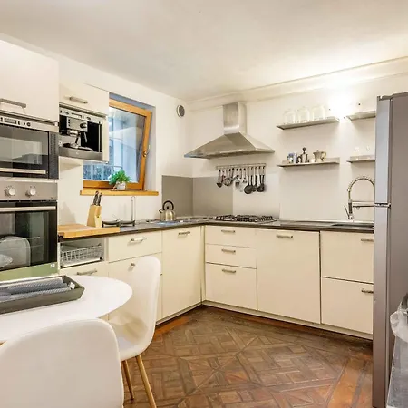 Exclusive 4 Bedrooms Near Duomo Mediolan