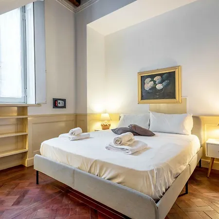 Exclusive 4 Bedrooms Near Duomo Apartament
