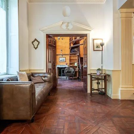 Exclusive 4 Bedrooms Near Duomo アパート