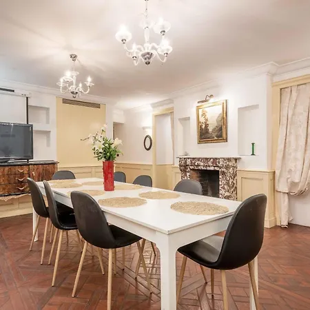 アパート Exclusive 4 Bedrooms Near Duomo ミラノ