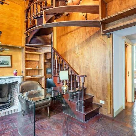 アパート Exclusive 4 Bedrooms Near Duomo ミラノ