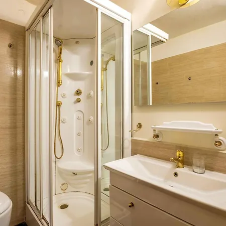 アパート Exclusive 4 Bedrooms Near Duomo ミラノ