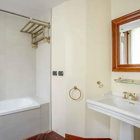 Exclusive 4 Bedrooms Near Duomo アパート